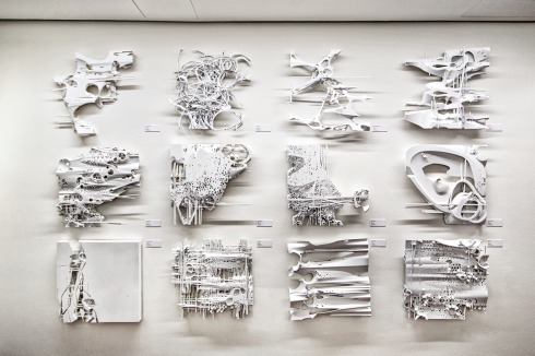 Serie der „Skulpturalen Reliefs“, 2011–2020, in der Ausstellung „Thom Mayne. Skulpturale Zeichnungen“, die bis 15. November in der Tchoban Foundation in Berlin zu sehen ist.<br />