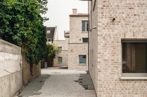 Blick von Norden in die Wohnanlage. Die drei Fenstergrößen der Lochfassaden sind typisch auch für die vorhandenen Wohnhäuser im Quartier, ebenso die Loggienfassaden.<br />