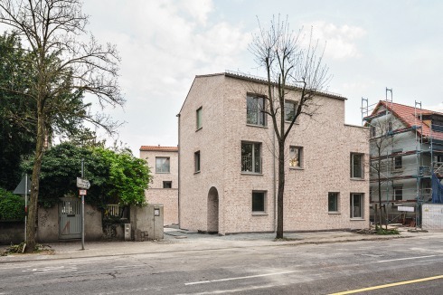 Die drei Fenstergrößen der Lochfassaden sind typisch auch für die vorhandenen Wohnhäuser im Quartier, ebenso die Loggienfassaden.<br />