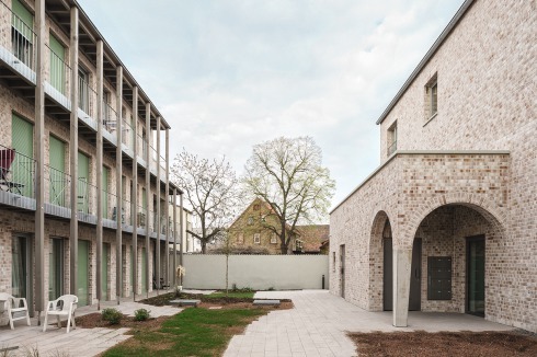 Die Wohnbebauung liegt gleich östlich der Innenstadt; jenseits der Frankfurter Straße im Norden befindet sich der städtische Verna-Park. dahinter fließt der Main.<br />