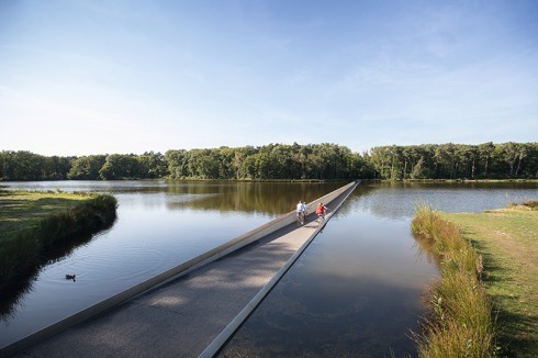 Auf 200 Metern durchs Wasser: die Vorgänger-Attraktion „Fietsen door het water“, ...<br />