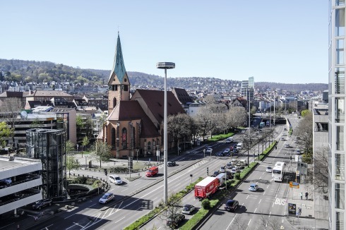 Alltag auf der B14: Hauptstätter Straße mit Leonhardskirche, ...<br />
