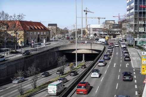 ... und Blick von der Hauptstätter Straße nach Norden auf die Erweiterung der Landes­bibliothek von LRO (zur Zeit der Aufnahme noch im Bau).<br />