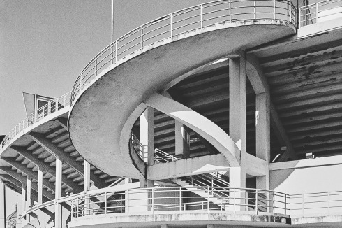 Die außen anliegenden Aufgänge der offenen, leicht wirkenden Tribünenkon­struktion fallen besonders ins Auge. Von Nervi stammt auch das 23 Meter aus­kragende Dach der Haupttribüne. Das Stadion verfügt über 43.000 Sitzplätze.<br />