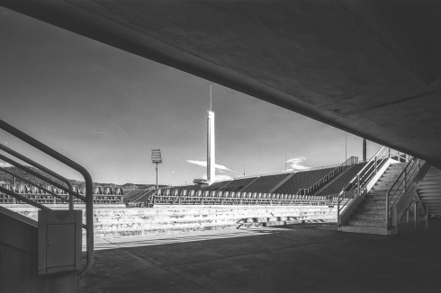Blick auf den 70 Meter hohen Marathonturm. Zur Weltmeisterschaft 1990 wurde das Stadion zur reinen Fußballarena mit mehr Sitzplätzen umgebaut.<br />