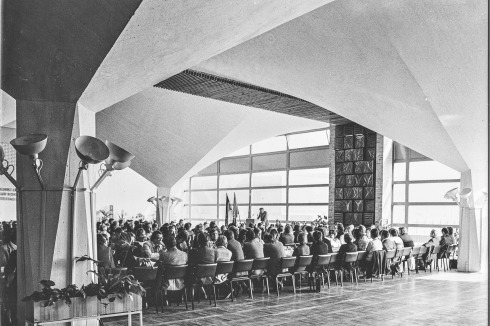 <span class="Bold">Die Alte Mensa in Wismar soll demnächst für eine Büronutzung umgebaut werden. Sie hat drei Speisesäle mit Schirmschalen. Im Bild: Großer Speisesaal, 1975.</span><br />