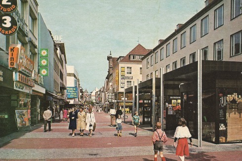 ... und 1980 spiegeln die Veränderung der Westernstraße auf Höhe des Hauptpostamts im 20. Jahrhundert. Seit dem letzten Bild wurde das Postamt abgerissen, die Kioske sind verschwunden.<br />