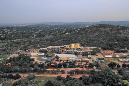 Located on the northern ridge of Strubenskop in Pretoria, the campus allows for interactions with the <br />hilly Highveld landscape.<br /><br />