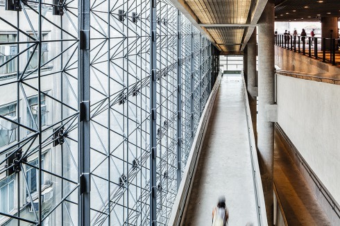 The selective demolition of specific parts of the original building maintained its basic architectural elements like the central hall, which was reconfigured with four pillars and a circulation system of ramps.<br />