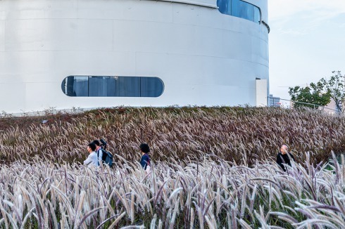 <strong>Special prize</strong>: Tank Shanghai, Shanghai, 2019, OPEN Architecture, Beijing. The design merges archi­tecture and landscape through a five-hectare Z-shaped landscaped swath of trees and grass, con­necting the five tanks and tying the different site elements together.<br />