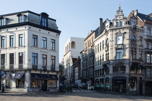 <strong>Preisträger</strong> Barozzi Veiga öffnen die Fassade durch Schaufenster zur Straße. Blick in die Halle mit Bookshop, Café und Innenhof. Das Museum gesehen von der Place du Grand Sablon<br />