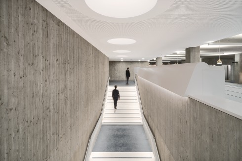 Die Erweiterung platzierten Lederer Ragnarsdottír Oei dort, wo schon Horst Linde, Architekt des Altbaus, in den 1960er Jahren ein Volumen skizziert hatte.<br />