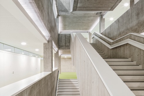Zwischen Altbau und Erweiterung haben LRO einen Vorplatz angelegt, mit einer Treppe, die hinab zur Stra­ße führt.<br />