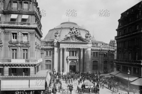 Die Fotos entstanden 1890. Blick von der Rue du Louvre auf das Hauptportal.<br />