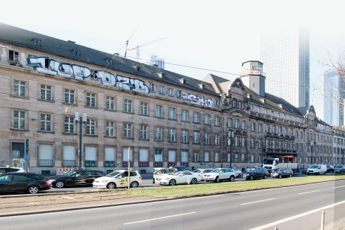 Der neobarocke Bau, ge­sehen von der Friedrich-Ebert-Anlage. Im Hintergrund ragt der Tower 185 in den Himmel.<br />