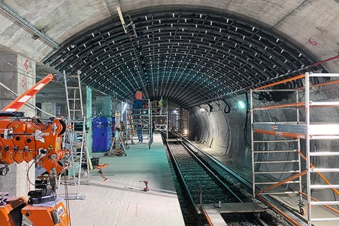 Und die Neuinterpretation: Die Lichttechnik ist hinter der Wandverkleidung verbaut, ...<br />