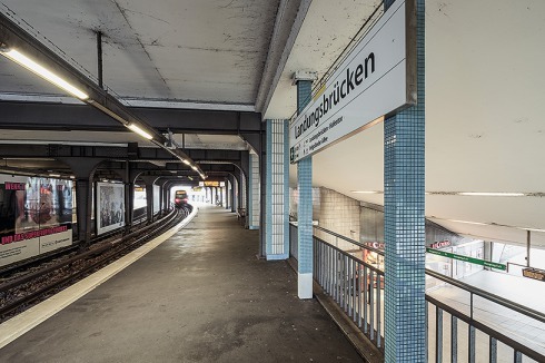 An den Stützen auf dem Bahnsteig treffen die Bauabschnitte von 1910 und 1957 aufeinander.<br />