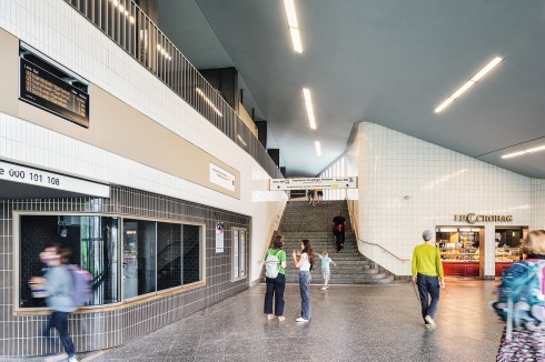 In der Großen Halle haben Trapez Einbauten entfernt und den Schwung des 50er-Jahre Baus aufgegriffen.<br />
