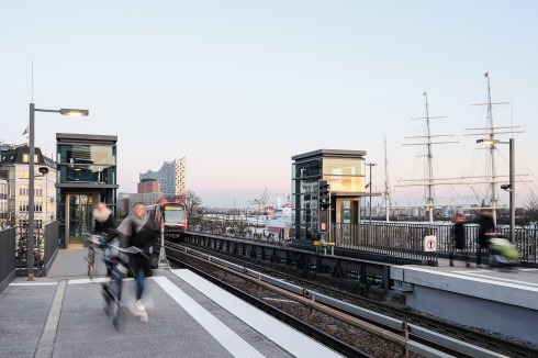Sanierungsanlass war der barrierefreie Ausbau der Station, dazu gehörten die Einbindung von Aufzü-<br />gen und eine Erhöhung des Bahnsteigs.<br />