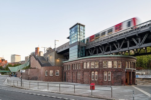Um die Aufzüge einzubinden, bauten die Architekten das Gebäude bis auf die Außenmauern zurück.<br />