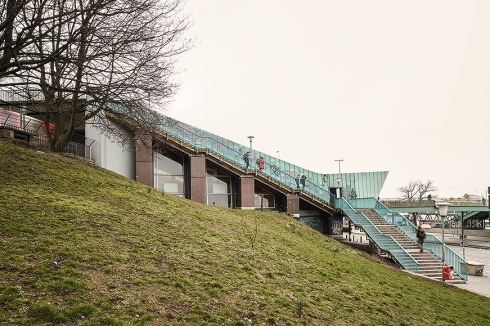 Die in den 50ern als kragendes Bauteil gedachte Treppe zur Dachterrasse war seit Jahren provisorisch abgestützt.<br />