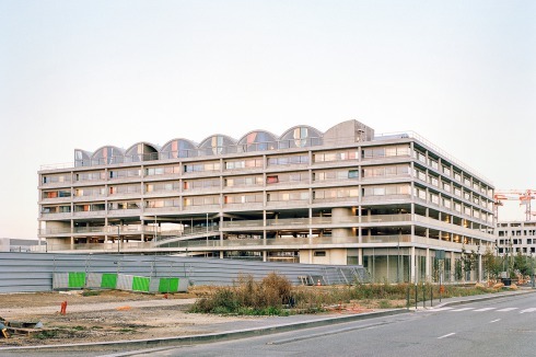 Forschungslandschaft im Bau: Im Gegensatz zu den geschlossen wirkenden Nachbarbauten zeigt der neue Wohnungsbau ein offenes Tragskelett.<br />
