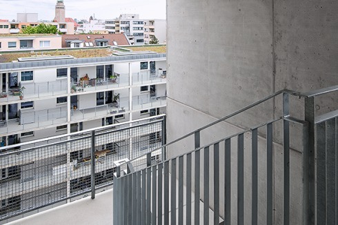 Das halboffene Treppenhaus führt bis ins siebte Obergeschoss.<br />
