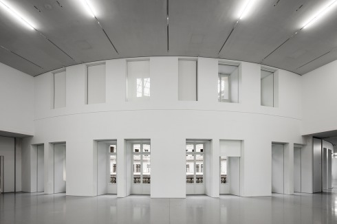 2. Obergeschoss mit doppelter Raumhöhe (7.80 m), Blick in den zentralen Kuppelsaal.<br />