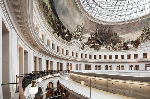 Auf gleicher Höhe des alten Balkonrings setzte Tadao Ando einen wei­teren Umgang auf seine Betonmauer.