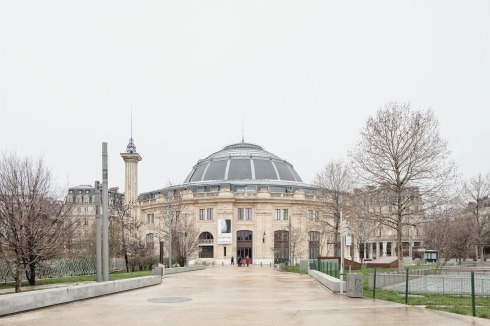 Blick auf den Rundbau von Osten mit der Allée Bal­tard und dem Jardin Nelson Mandela. Hier befanden sich bis 1971 die Halles de Paris.<br />