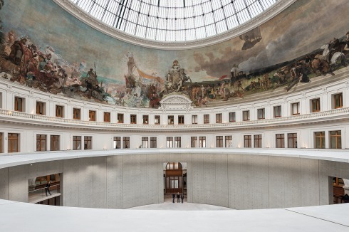 Das 140 m lange Deckengemälde und die Glaskuppel stammen aus der Zeit, als das Gebäude zur Börse umgebaut wurde.<br />