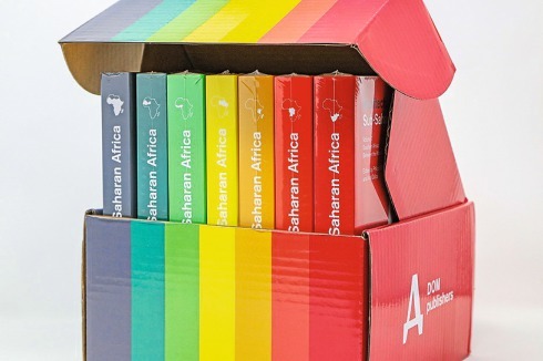 <strong>Sub-Saharan Africa Architectural Guide<br /></strong>Hg. von Philipp Meuser und Adil Dalbai<br />7 Bände im Schuber, 3412 Seiten mit rund 5000 Abbil­dungen, 148 Euro<br />DOM Publishers, Berlin 2021<br />ISBN 978-3-86922-400-8<br />