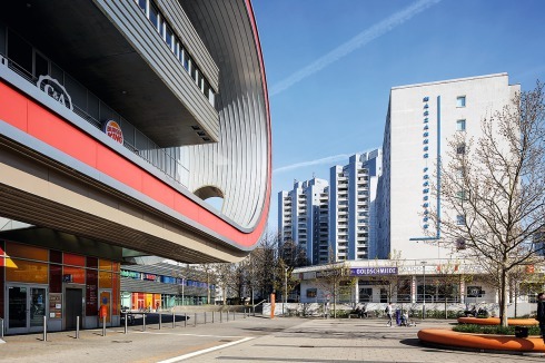 Seit 1920 gehört Marzahn zu Berlin. Das 2005 eröff­nete Shoppingcenter Eastgate am westlichen Beginn der Marzahner Prome­nade steht im Kontrast zu DDR-Wohnbauten und Versorgungseinrichtungen.<br />