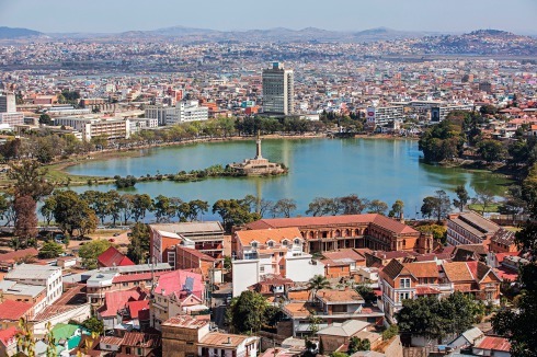 Der Anosy-See mit dem „Monument aux Morts“ − Denkmal für die Toten − im Zentrum von Antananarivo wurde künstlich in Form eines Herzens angelegt.<br />