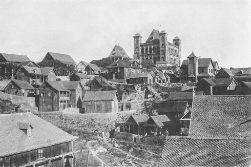 Aufnahme von circa 1910: Blick auf den Rova von Antananarivo, den Palastbezirk der Merina-Dynastie, dessen Anfänge auf das 17. Jahrhundert zurückgehen. Im Zentrum des Areals thront der Manjakamiadana-Palast weithin sichtbar über der Stadt.<br />
