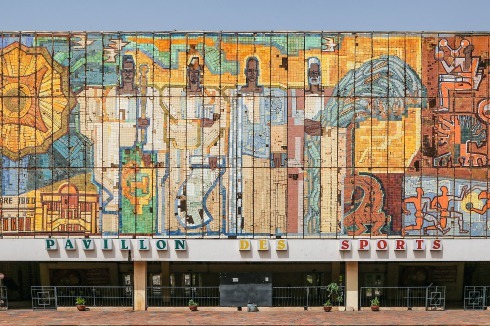 Der „Pavillon des sports“ entstand 1967 unter Leitung der sowjetischen Architekten Rybitsky und Afanasyev. Die Hauptfassade gilt als eines der besten Beispiele für die baubezogene Kunst, die die sozialistische Völkerfreundschaft während des Kalten Kriegs thematisiert.