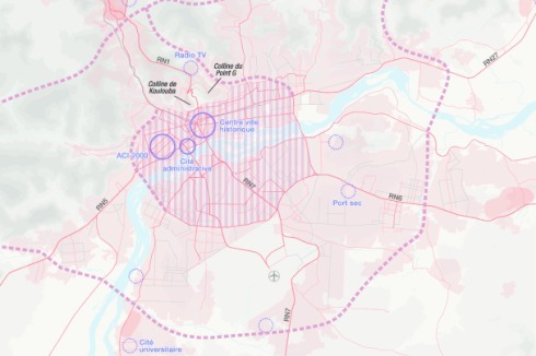 Bamako ist eine fragmentierte Stadt, deren Zentrum ebenso niedriggeschossig ist wie ihre Außenbezirke. Im Ballungsraum leben der­zeit etwa 3,5 Millionen Menschen, gleichmäßig verteilt auf beiden Seiten des Niger.<br />