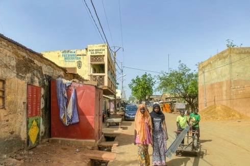 Zu den Zielen der koordinierten Planung der 2018 ins Leben gerufenen Behörde Grand Bamako gehört die Stärkung der kleineren Städte wie Koulikoro, wo die Kanalisation offen neben der Straße geführt wird.<br />