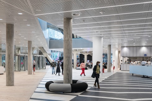 Das Foyer im Erdgeschoss kann als öffentlicher Bereich für Veranstaltungen genutzt werden. Über ei­ne Schleuse gelangen die Mitarbeiter in die Obergeschosse.<br />
