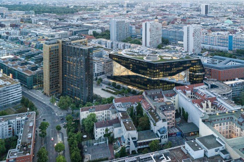 Das Grundstück war bis zum Weltkrieg mit Häusern dicht bebaut. Die drei Hochhausscheiben (1969–1982) an der Leipziger Straße gelten als Antwort Ostberlins auf Springers Hochhaus.<br />
