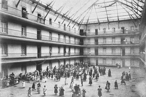 Gemeinschaftlich genutzter Raum im Jahr 1890: Überdachter Innenhof im Familistère von Guise.<br />