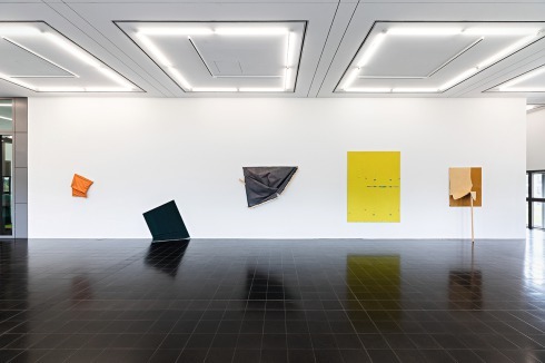 ... Franziska Reinbothe fünf Arbeiten „Ohne Titel“,„Hüftbruch“, „Flächenbrechung means anger“, „Ohne Titel“ von 2019 und „Opi mit Stock“<br />