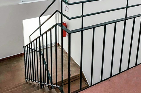 ... und vom Hof sowie über die neu angefügten Aufzüge im Hof.<br />