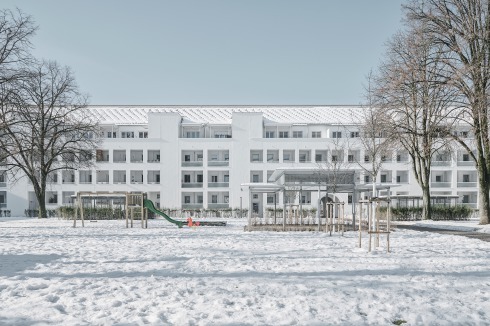 Da die Grundriss- und Fensterfolgen des Bestands variieren, wur­­den die Loggienfassaden entsprechend diffe­ren­ziert.<br />