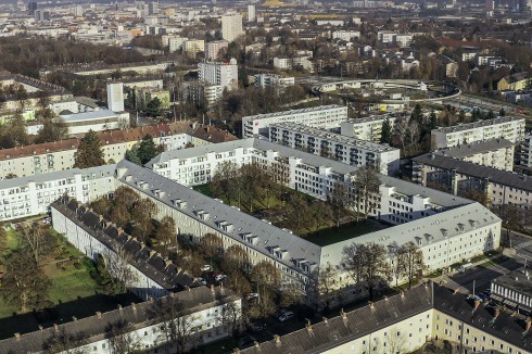 Die Loggien stehen als „Kalte Bauten“ eigenständig vor den Fassaden des Wohnhofs.<br />