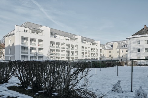 Nicht nur die Fassaden zum Hof, sondern auch ein Gebäuderiegel entlang der Straße Im Kreuzlandl westlich des Hofs erhielt eine neue Raumschicht<br />