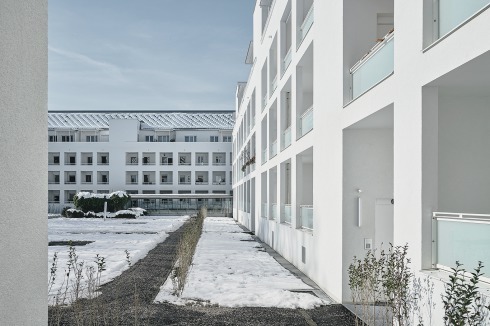 Im gesamten Hof (200 x 100 m) wurde eine Raumschicht mit Loggien, Terrassen und Aufzügen ergänzt.<br />