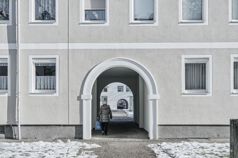 Die Höfe werden über bescheidene Durchgänge erreicht. Am zentralen Zugang sind drei Torbögen nebeneinander angeordnet. Alle Fassaden zur Straße wurden bereits zuvor mit aufgebrachtem Wärmeschutz saniert und erhielten neue Fenster.<br />