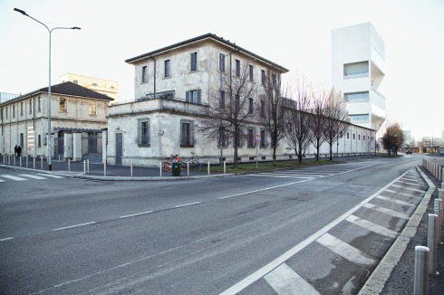 Kontrastreiches Mailand? Im Hintergrund der Ausstellungsturm der Fondazione  Prada.<br />