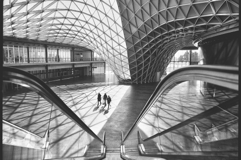 Mit über zwei Millionen Quadratmetern Ausstellungsfläche gehört die Fiera Mi­lano zu den größten Messegeländen der Welt. Die acht Gebäudeteile realisierte Studio Fuksas 2006, der stoffähnliche Baldachin, erstreckt sich über die gesamte Länge der Fiera.<br />